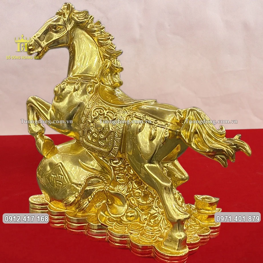 Hình ảnh phía sau bức tượng ngựa